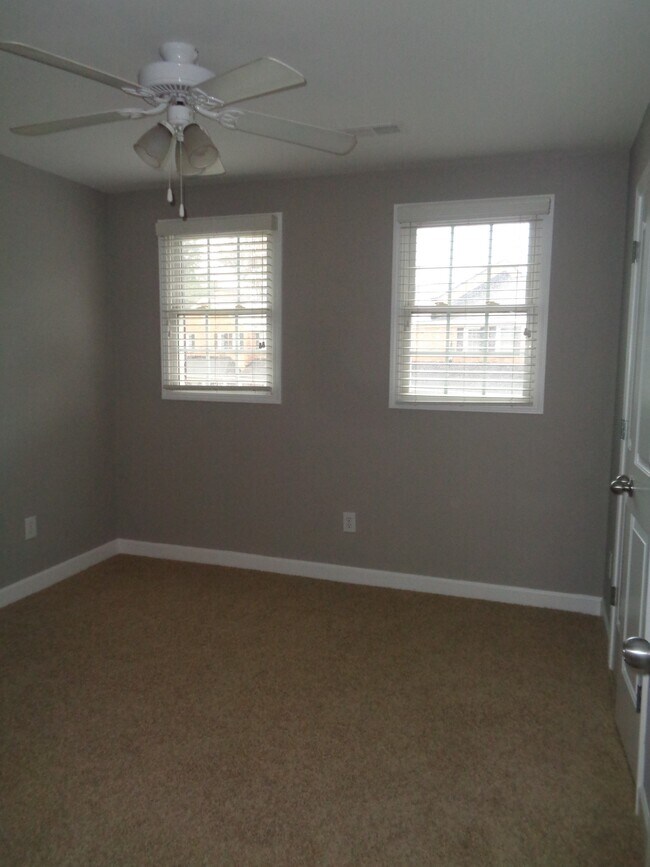 Building Photo - 1336 Green Oaks Ln