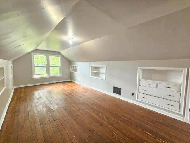 Building Photo - $1,895 - 3 Bed / 1 Bath Vintage Bungalow In North Spokane