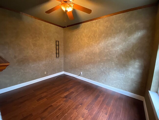 Building Photo - Great NW Home with Fenced Yard, Large Gara...