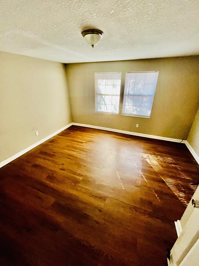 Building Photo - 620 N 6th Ave