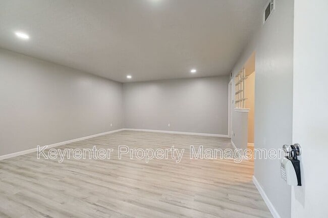 Building Photo - 1309 Crown Point Ave