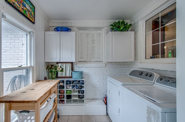 Building Photo - 612 Freda Villa