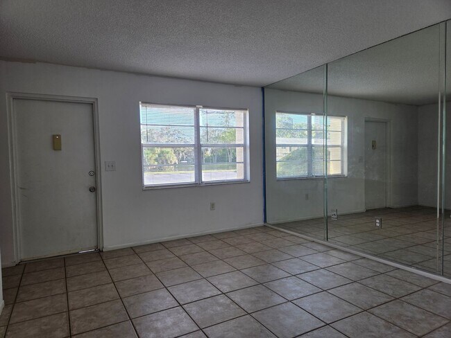 Building Photo - NEW PRICE / Summer Lakes-N Tamiami Trail