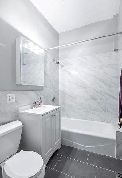 Building Photo - 2246 W Armitage Ave