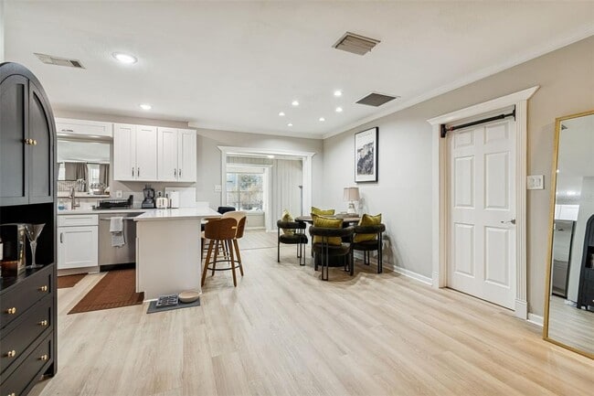 Building Photo - 2302 S Arrawana Ave