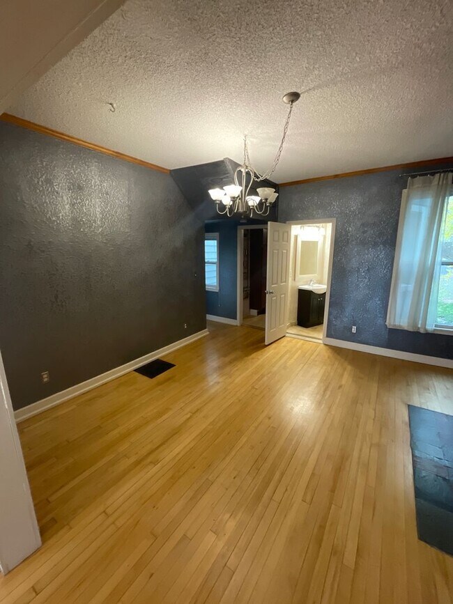 Building Photo - AVAILABLE NOW - 3 Bedroom/1.5 Bath Home wi...