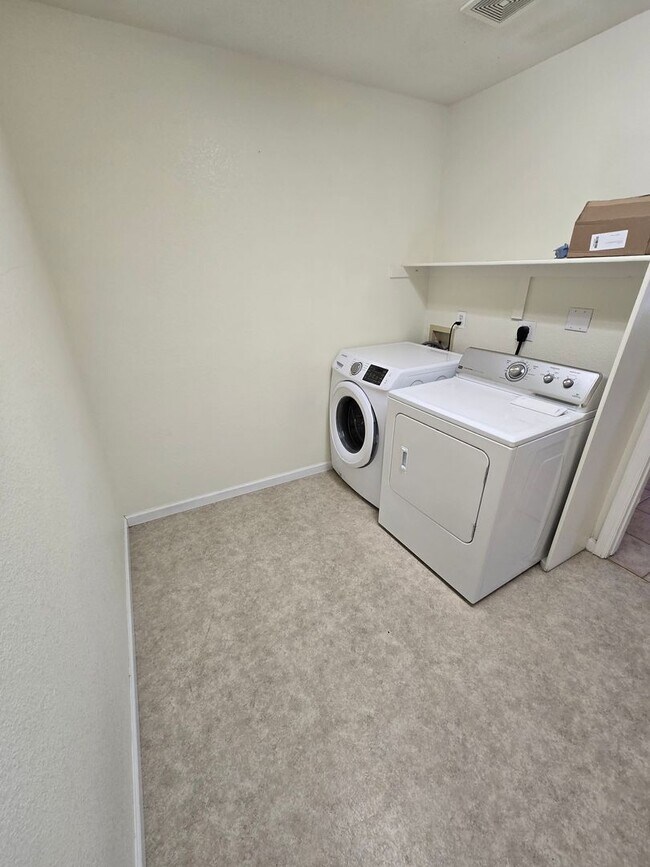 Building Photo - Spacious Townhome with Oversized 2-Car Gar...