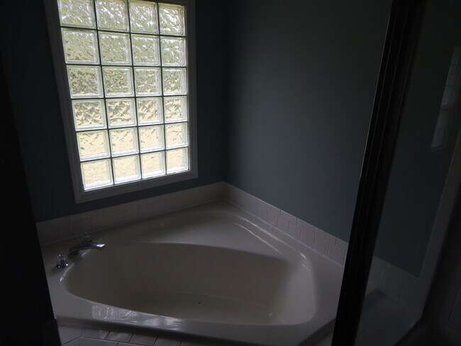 Building Photo - 3 bedroom 2 1/2 Bath brick single family h...