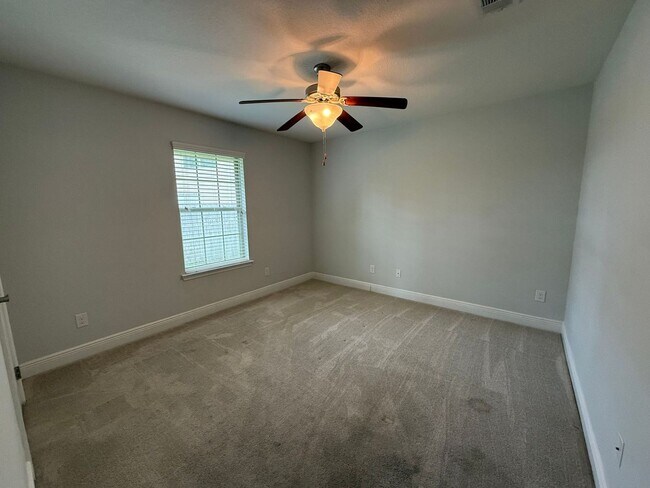 Building Photo - Pensacola - Weatherstone - 4 bedroom, 2 bathroom - w/ lawn care included