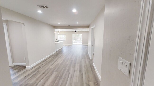 Building Photo - Newly Renovated (2022)! Amazing Location! ...