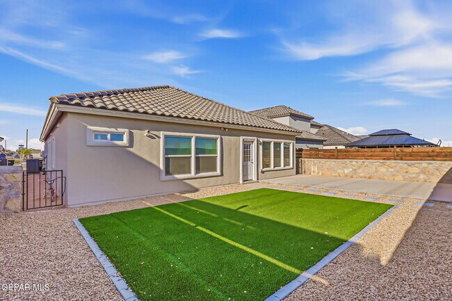 Building Photo - 13912 Loreina Luz Ave