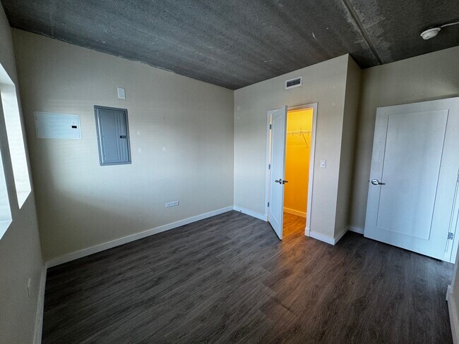 Building Photo - 1323 W Morse Ave