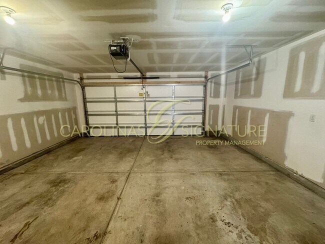 Building Photo - Fantastic 3BR/2.5BA Townhome located in The Elm at Stonecrest