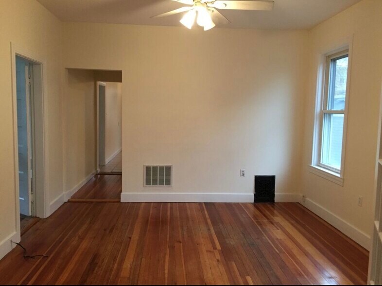 Building Photo - 756 Saratoga St