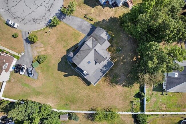 Building Photo - 5 Bridle Ct