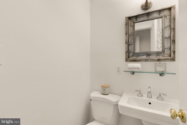 Building Photo - 1704 16th St NW