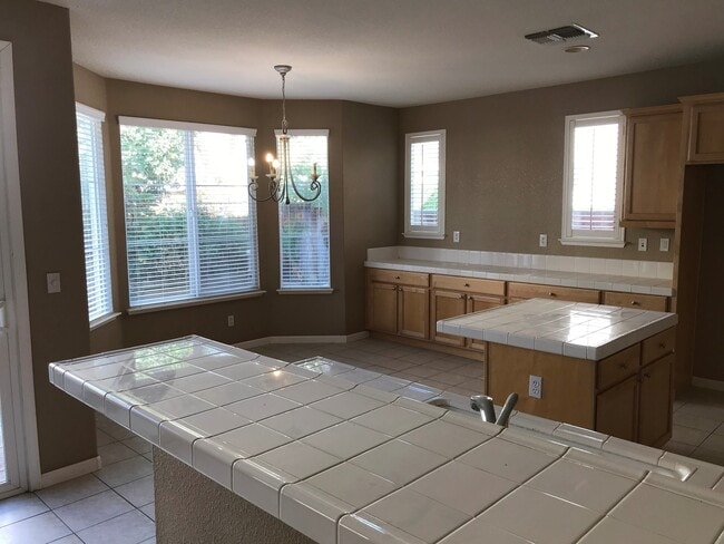 Building Photo - Beautiful 4 Bedroom, 2.5 Bath Mountain House Home