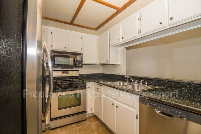 Building Photo - 2023 Lakeridge Cir