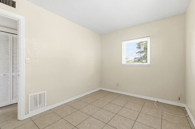 Building Photo - Updated 2-bedroom apartment in St. Petersburg offering 650 square feet of refreshed living space ...