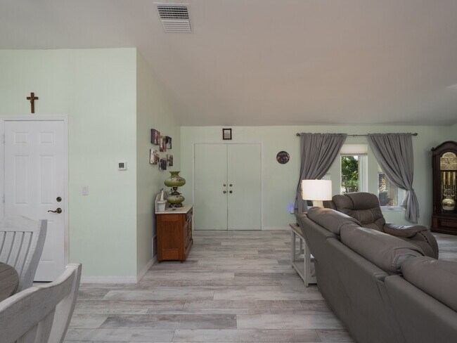 Building Photo - "Spacious 3-Bed Sanctuary with 3.5 Baths in Charming Port Charlotte!"