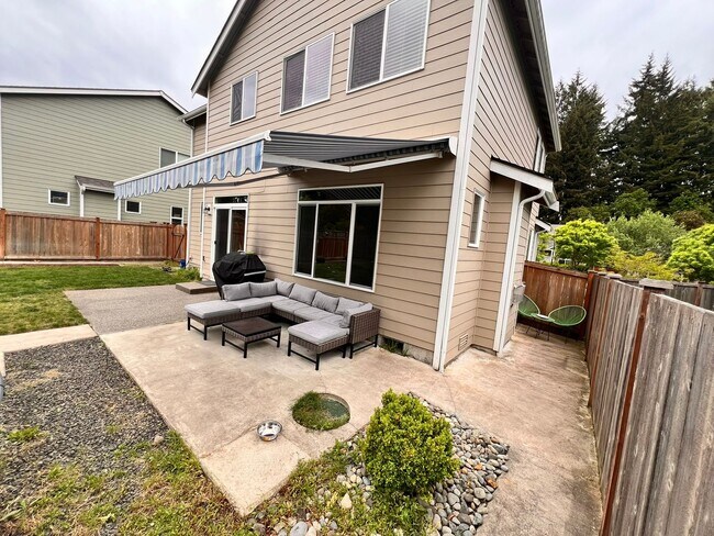 Building Photo - Spacious 3BR/2.5BA w/ Open Floor Plan, Fenced Yard, Office Nook & Garage