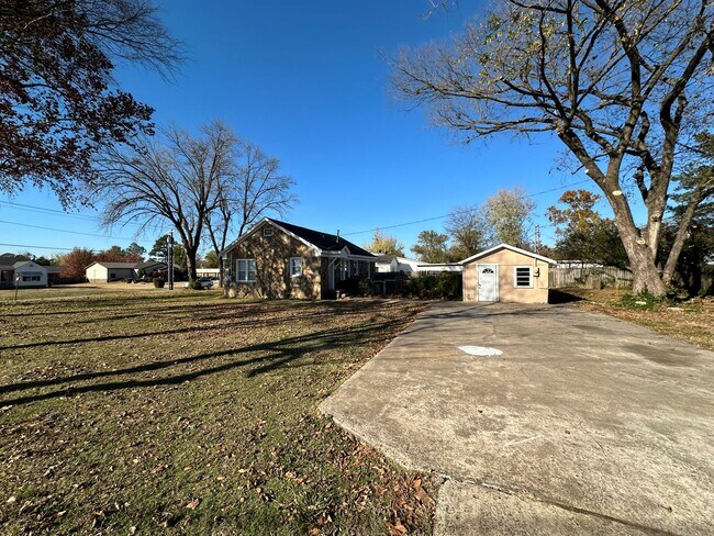Building Photo - 4221 Jenny Lind Rd