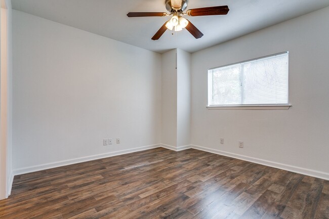 Building Photo - UPDATED 2-BEDROOM TOWNHOME AT NORTH PARK T...