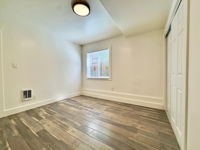 Building Photo - 827 30th St