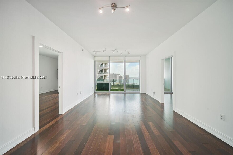 Building Photo - 900 Biscayne