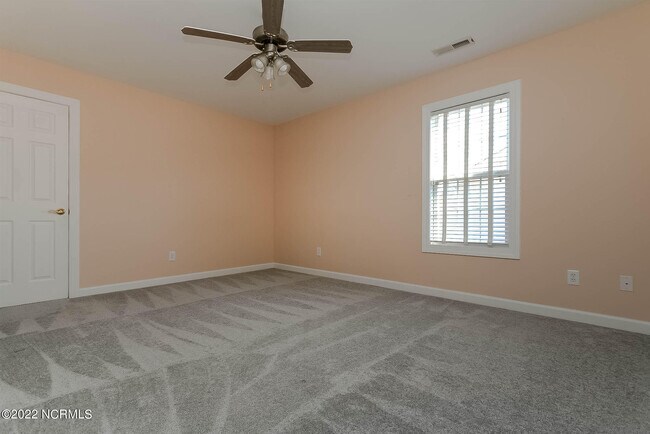 Building Photo - 533 Village Green Dr