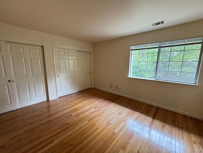 Building Photo - Wonderful 3 bedroom Tri-level townhome wit...
