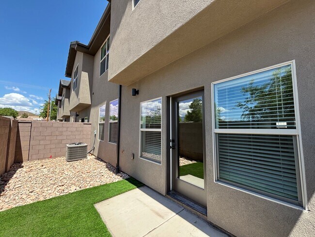 Building Photo - HURRICANE TOWNHOME FOR RENT!