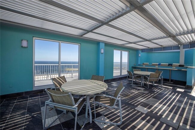 Building Photo - 1 Beach Dr SE