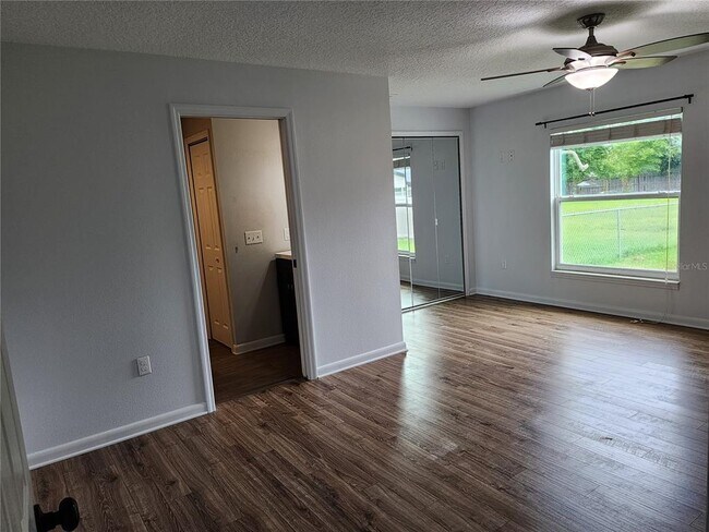 Building Photo - 8 Poinsettia Dr