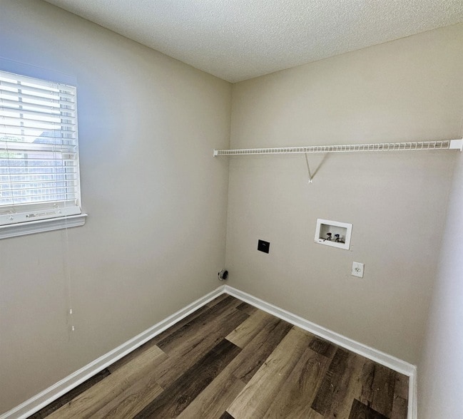 Building Photo - 6098 Ravenwood Lake Dr E