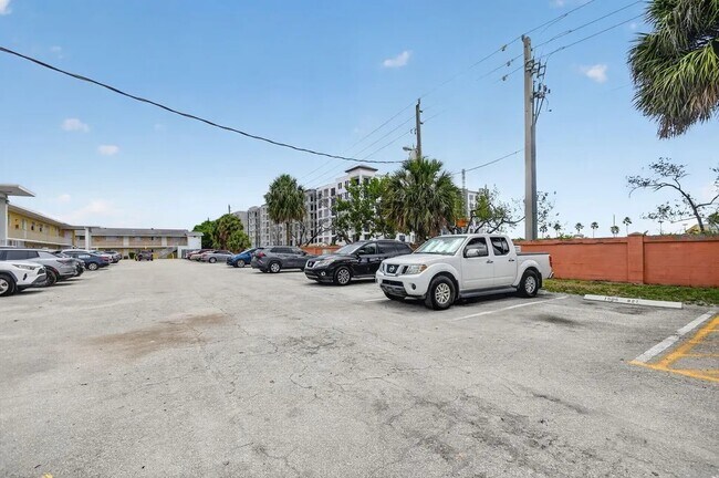 Building Photo - 1501 Crescent Cir
