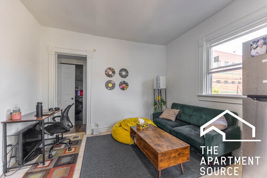 Primary Photo - 1630 N Fairfield Ave