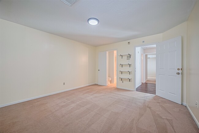 Building Photo - 4305 Westheimer Rd