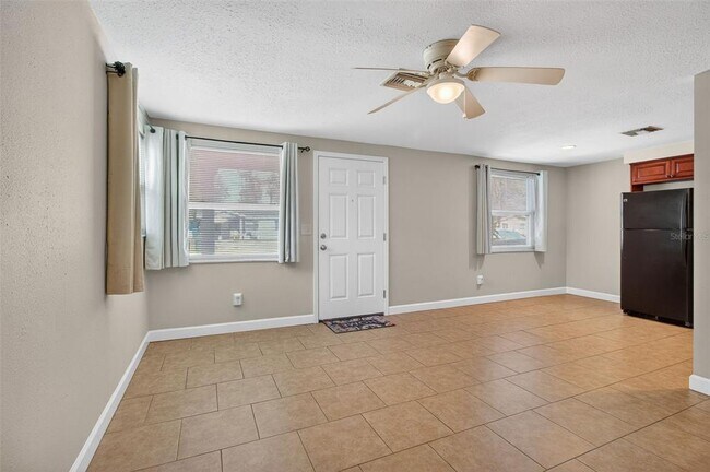 Building Photo - 3118 Pine Tree Ave