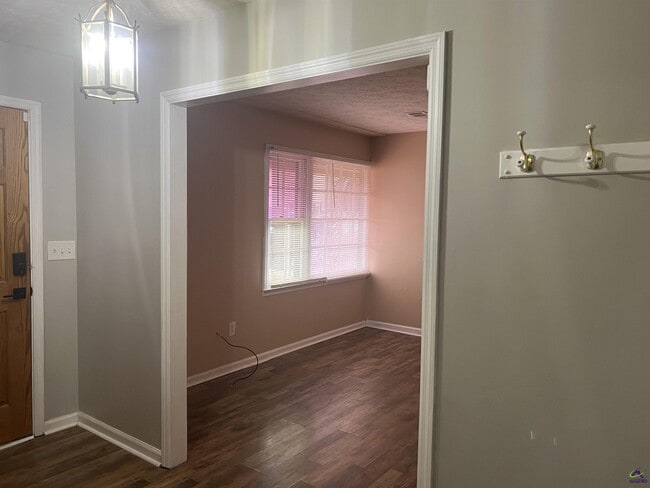 Building Photo - 409 Forest Lake Dr