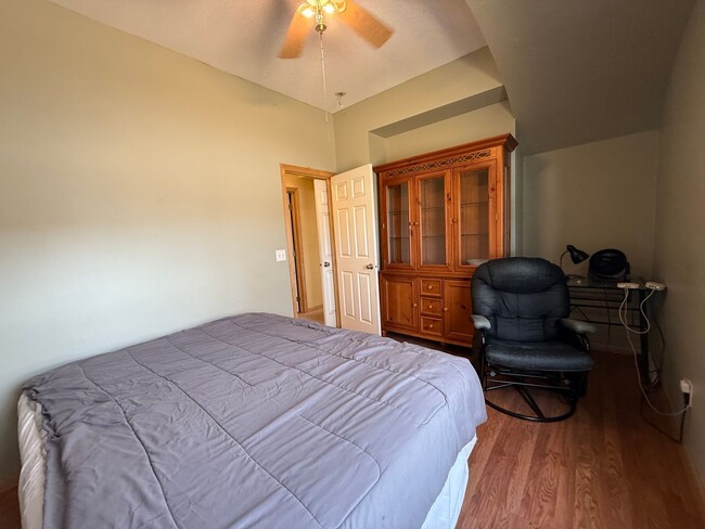 Building Photo - 2 bed 2 bath Triplex unit located by the M...