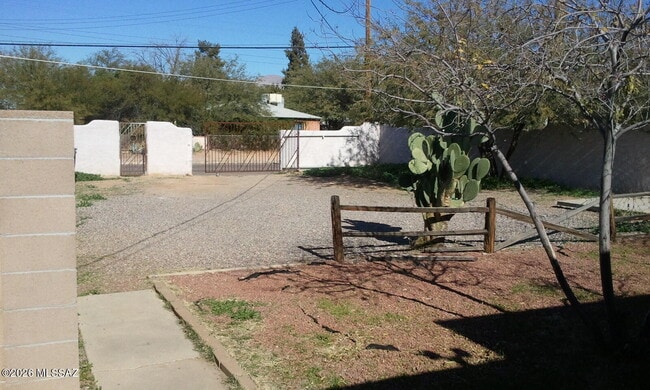 Building Photo - 114 E Blacklidge Dr