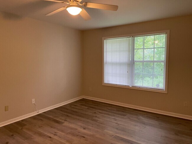 Building Photo - Great Townhome In Oak Grove - Easy Access to Emory & CDC