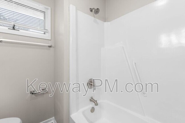 Building Photo - 107 Robinwood Dr