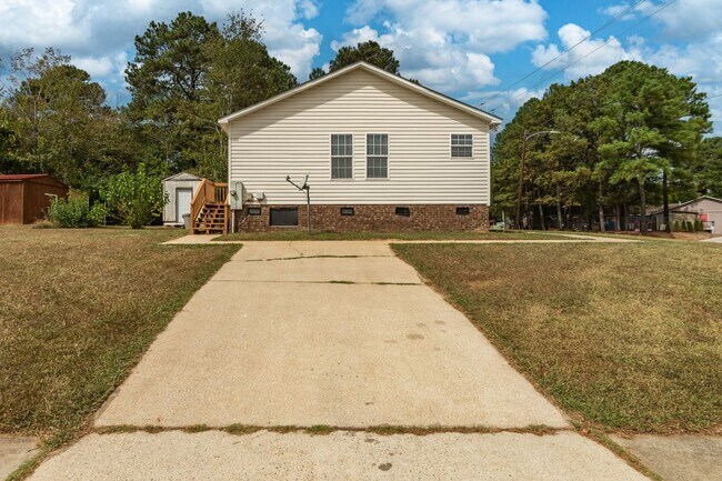 Building Photo - Charming 4 bedroom home in South Raleigh!