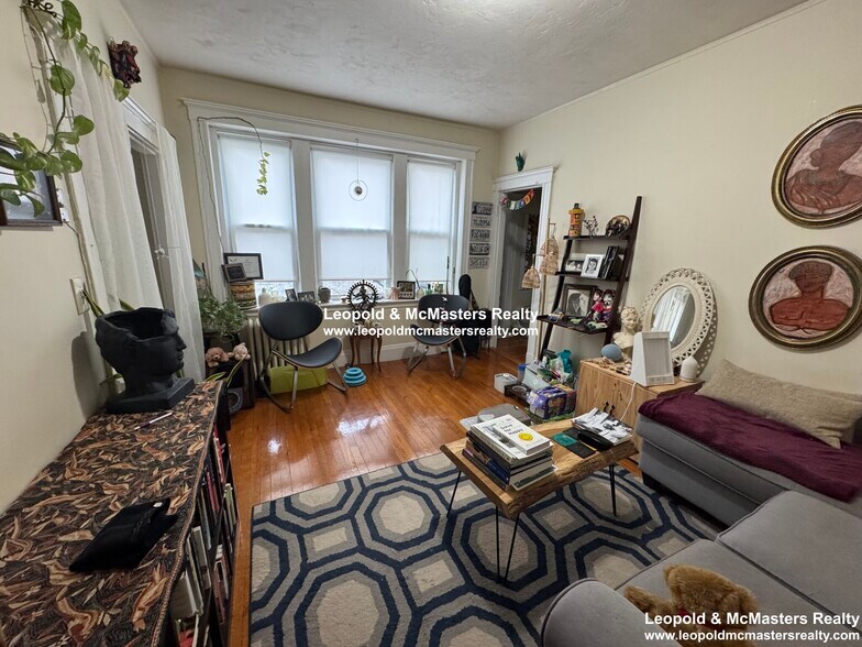 Building Photo - 156 Kelton St