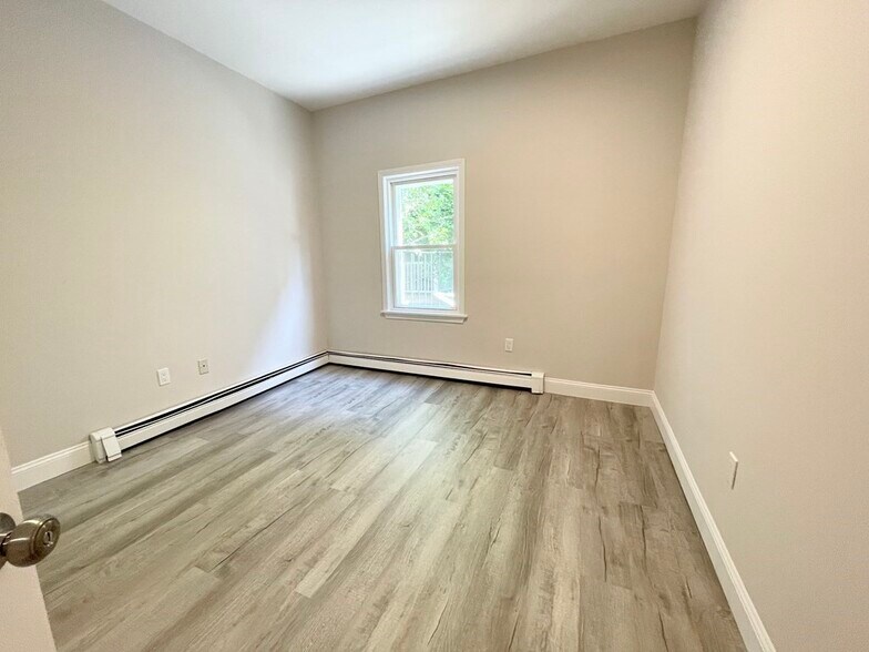 Building Photo - 170 Bolton St