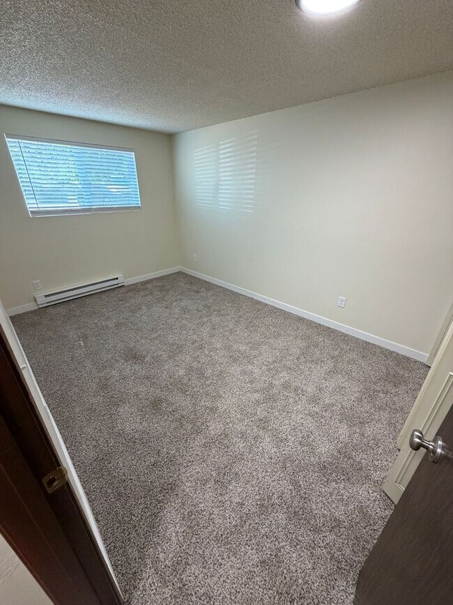Building Photo - (946) 2780-E - Beautiful Updated 2-bedroom/1-bath
