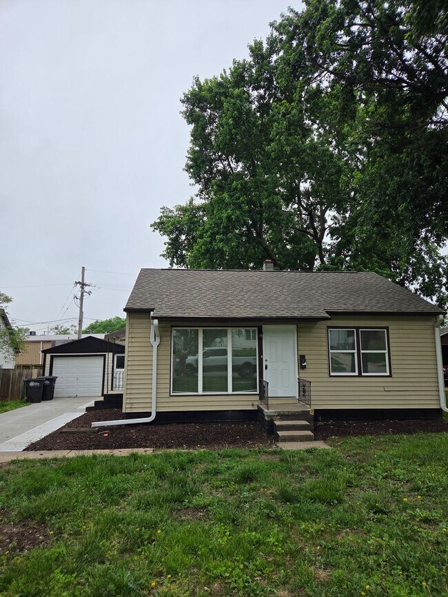 Building Photo - 3 bed, 2 bath, 1 car detached garage!