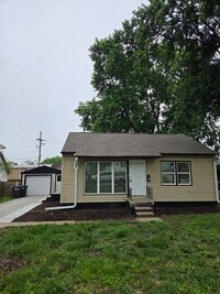 Building Photo - 3 bed, 2 bath, 1 car detached garage!
